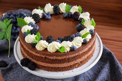 klassische Schokotorte mit Sahnedekor