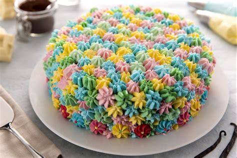 klassische Torte mit bunter Götterspeise-Schichten