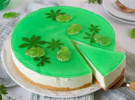 klassische Waldmeistertorte mit Dekoration