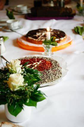 klassische deutsche Kaffeetafel mit Torten und Kuchen