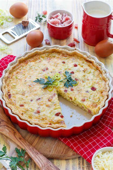 klassische französische Quiche Lorraine frisch gebacken, aufgeschnitten in Quiche-Form