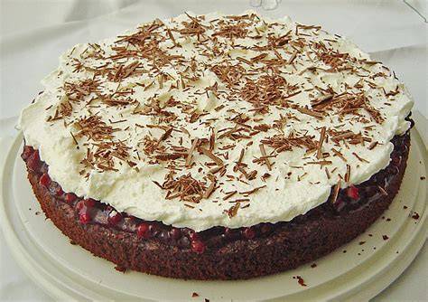 klassische herrentorte mit marzipandecke preiselbeeren und schokodekor