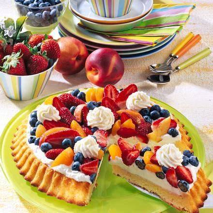 klassische obsttorte mit mascarpone und fruechten auf einem obstboden