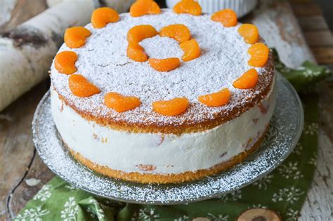 klassische quark sahne torte mit mandarinendeko