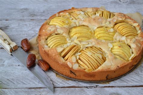 klassischer Apfelkuchen auf einer rustikalen Holzplatte