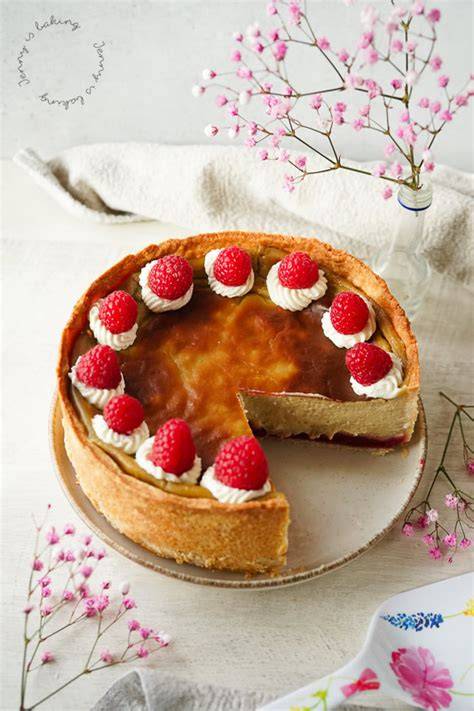 klassischer Flan Pâtissier angeschnitten auf einer Vintage-Tortenplatte