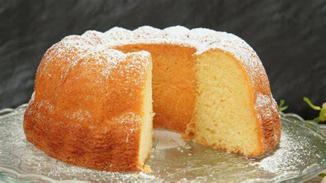 klassischer Gugelhupf auf einer Kuchenplatte