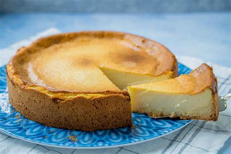 klassischer Käsekuchen in einer Springform, Rand und Oberfläche sichtbar