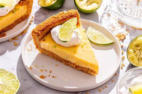 klassischer Key Lime Pie, serviert mit Limettenscheiben