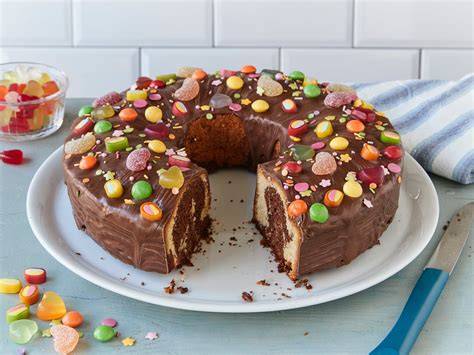 klassischer Marmorkuchen mit Süßigkeiten als Geburtstagskuchen
