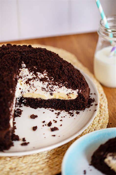 klassischer Maulwurfkuchen im Anschnitt mit Bananen und Schokosahne