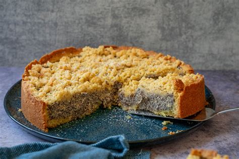 klassischer Mohn Streusel Kuchen auf einem Holzbrett