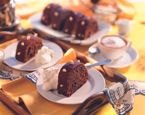 klassischer Schokoladen-Rehrücken mit Schokoglasur und Mandelstiften