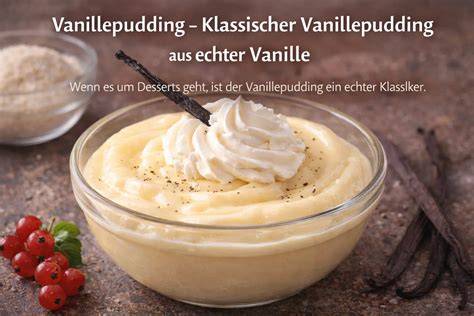 klassischer Vanillepudding in Glasschalen, Zutaten daneben drapiert