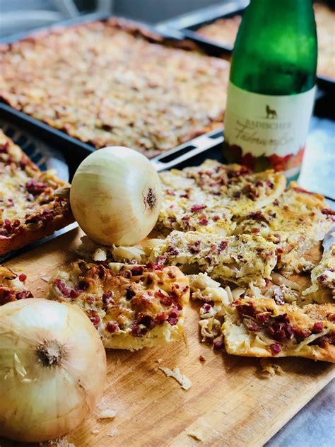 klassischer Zwiebelkuchen mit Federweißer und Weinfest