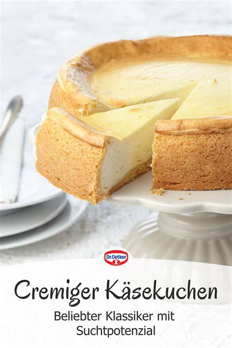 klassischer badischer käsekuchen angeschnitten auf holzbrett