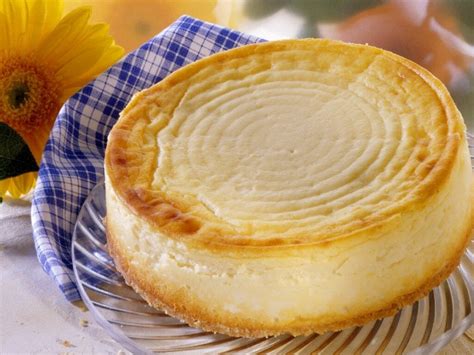 klassischer deutscher Käsekuchen auf rustikalem Holztisch