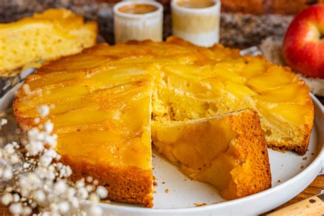 klassischer gestürzter Apfelkuchen, angeschnitten auf einer Tortenplatte