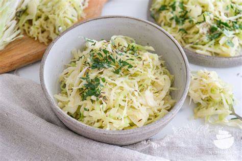 klassischer krautsalat mit essig öl und zucker