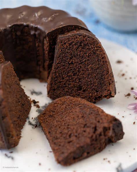 klassischer saftiger Schokokuchen als Gugelhupf, verschiedene Anschnitt-Varianten