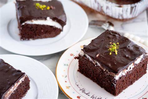 klassischer weinender kuchen angerichtet mit nussdekor