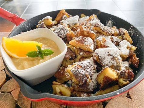 klassischer-Kaiserschmarrn-in-der-Pfanne-mit-Puderzucker-und-Apfelmus