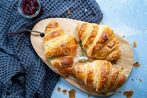 klassisches Croissant als französisches Frühstück
