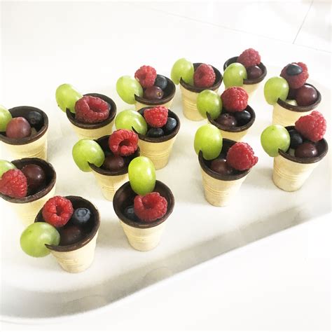 kleine schokobecher mit dessert