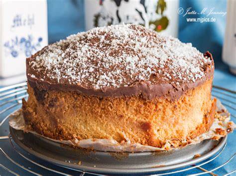 kleiner Herz-Kuchen mit Schokoguss und Marzipanrosen