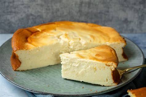 kleiner Käsekuchen auf einem Teller