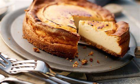 kleiner Käsekuchen in 18-cm-Springform, Anschnitt mit cremiger Quarkfüllung