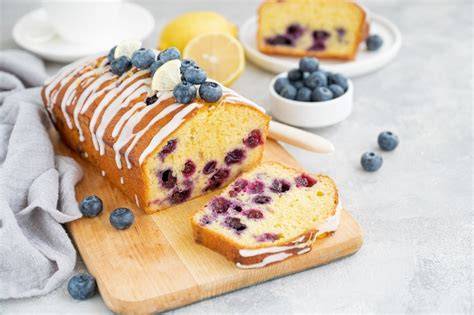 kleiner Zitronenkuchen mit Blaubeeren in 20-cm-Form, Zitronenzesten und Vanille