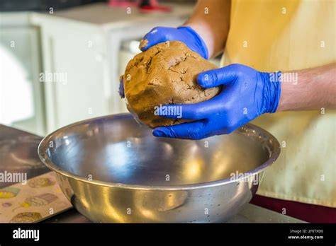 kneten von Marzipan mit Handschuhen