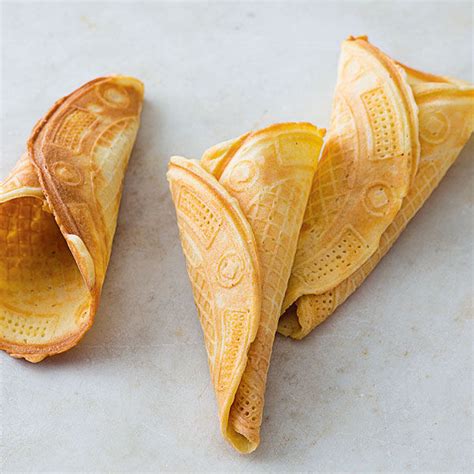 knusprige Waffelhörnchen auf Kuchenrost