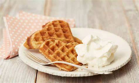 knusprige low carb waffeln auf einem Teller
