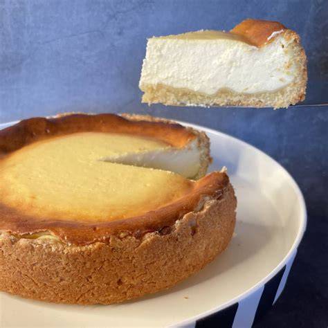 kochcast szene: kleiner kaesekuchen, gesprengelte oberflaeche, kaffeeszene