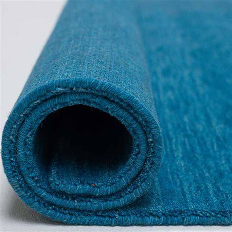 kombination-blauer-teppich-mit-neutraler-einrichtung