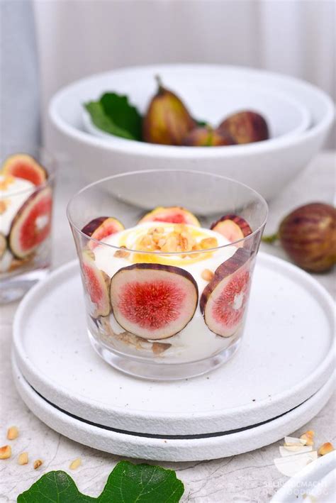 kramellisierte Feigen auf verschiedenen Dessert-Tellern