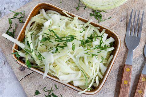 krautsalat beim grillen servieren