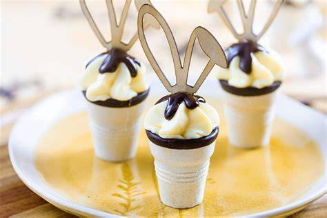 kreativ dekorierte eierlikör-waffelbecher für ostern und fasching