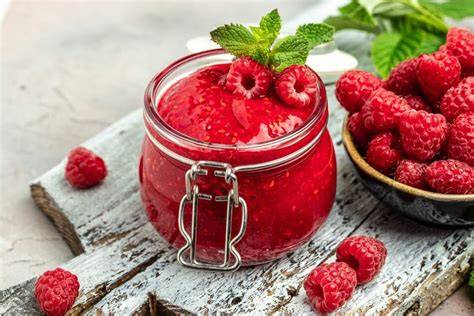 kreative zutaten für himbeermarmelade: kräuter, früchte, schokolade
