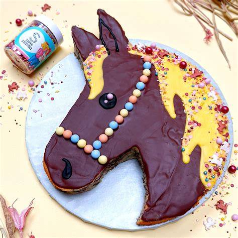 kreativer Pferdekuchen mit bunter Deko und Motiv