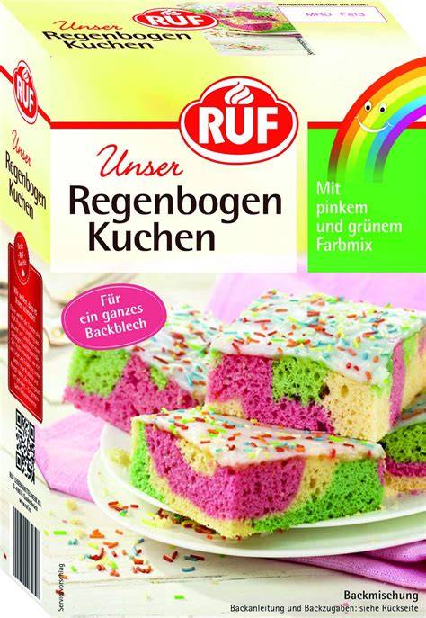 kuchen mit glasur und bunter dekoration