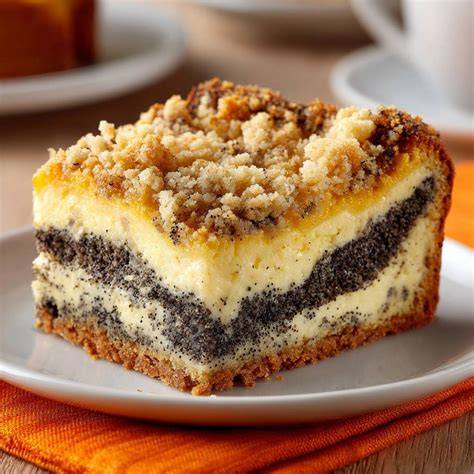 kuchen mit verschiedenen füllungen im anschnitt: quark, nuss, beere, mohn