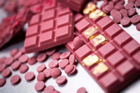 längliche Schokoladen-Silikonform mit rosa Ruby-Schokolade