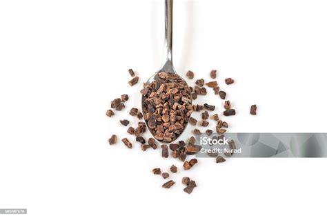 löffel mit kakao-nibs