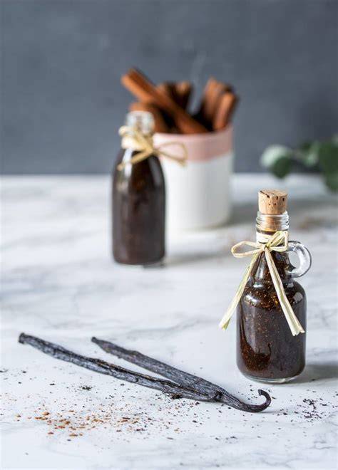 löffel mit vanille und zimt neben marmeladenglas