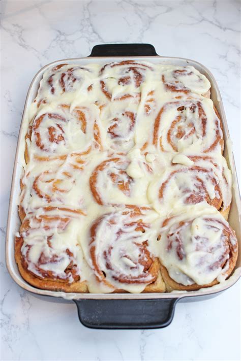 lauwarme Zimtschnecken mit Frischkäse-Glasur