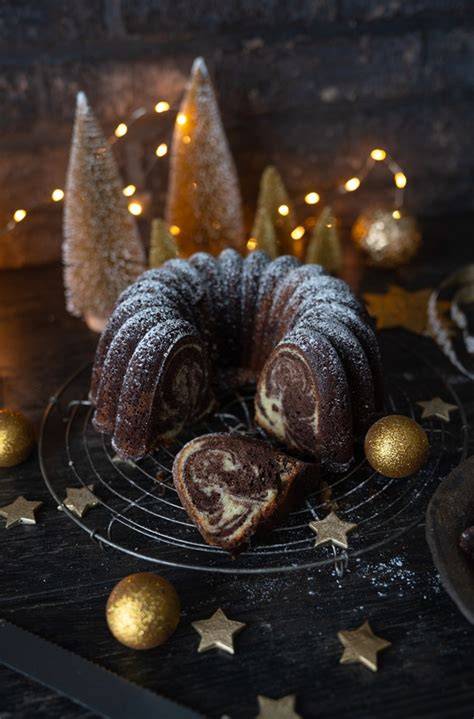 lebkuchen gugelhupf angerichtet auf adventstisch