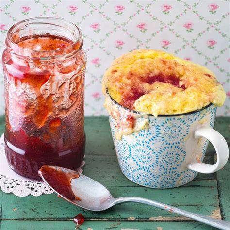 leckere Tassenkuchen, angerichtet in bunten Tassen
